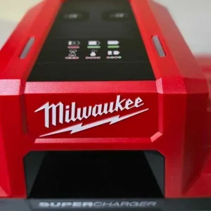 Milwaukee Polnilec baterij  M18DBSC