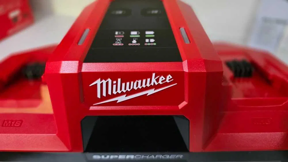 Milwaukee Polnilec baterij M18DBSC